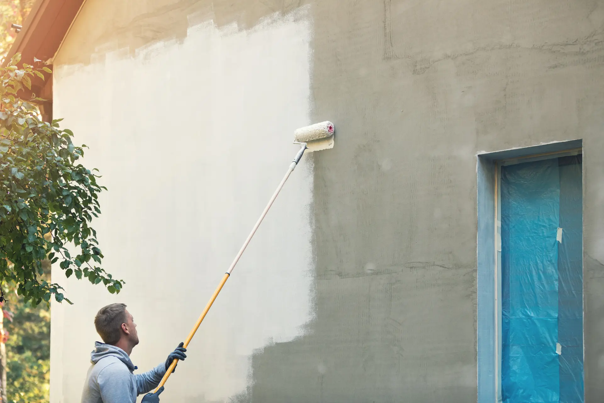 Pintor trabajando en una fachada en Algeciras